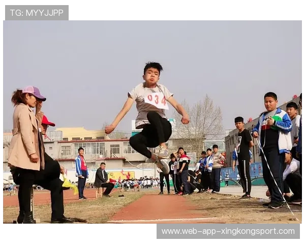 羽毛球跳杀拍声震天：与你共奏运动的激情交响