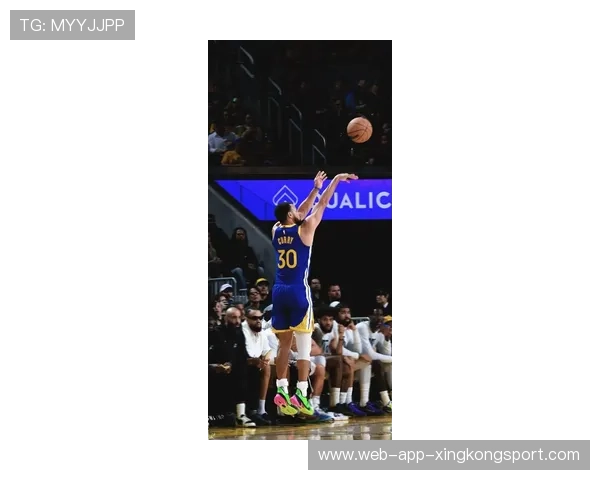 库里后仰三分命中,勇士主场再次沸腾 库里后仰三分命中,勇士主场再次沸腾