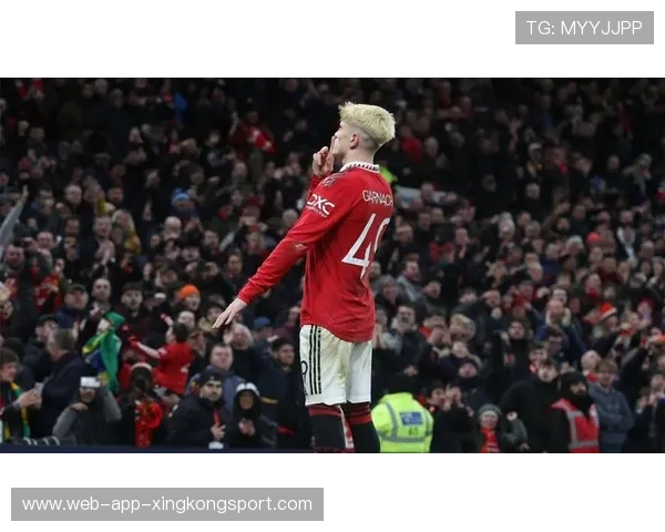 曼联打出快速反击,加纳乔爆射被门将扑出 曼联打出快速反击,加纳乔爆射被门将扑出