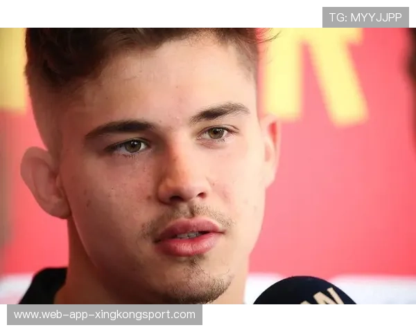 安德莱赫特凭借连续传递找到禁区空档——战术美学与训练之道 安德莱赫特凭借连续传递找到禁区空档——战术美学与训练之道